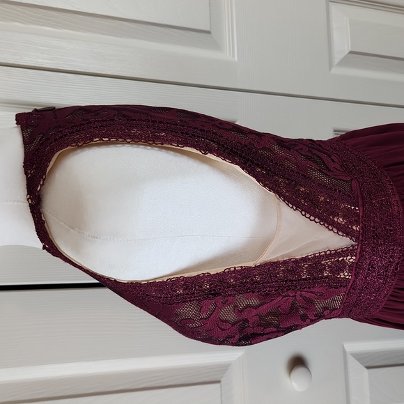 Lulu's M Formal or Semiformal Gown beautiful burgundy color lace overlay top - Picture 3 of 13